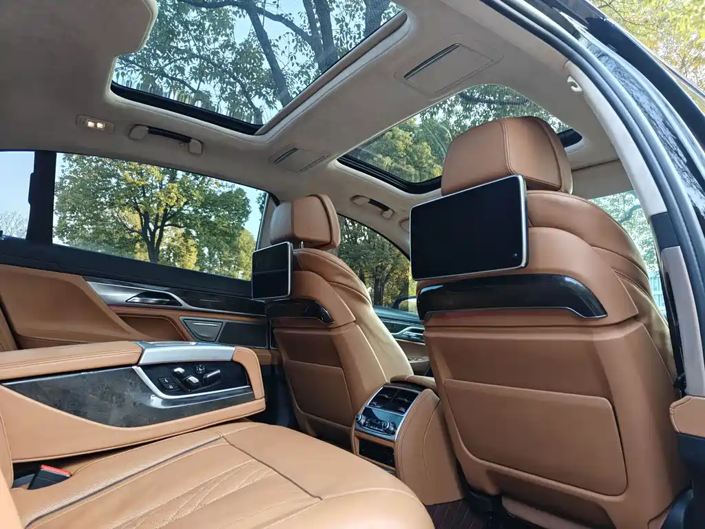 BMW 7 Series — миниатюра 8