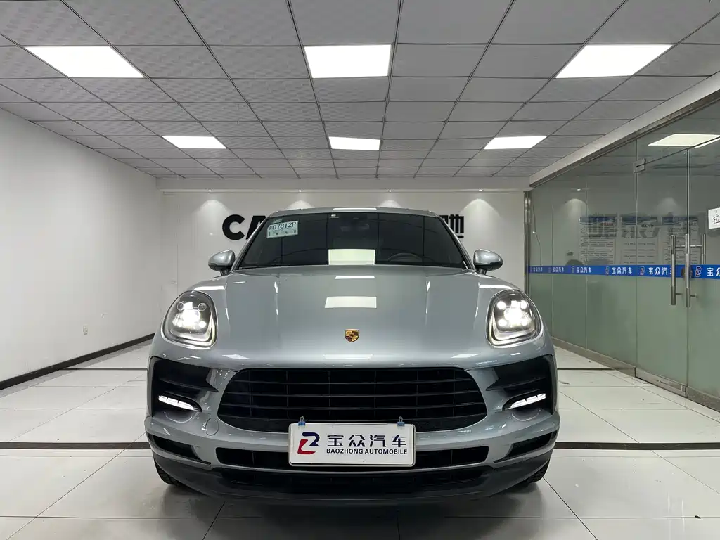 PORSCHE MACAN