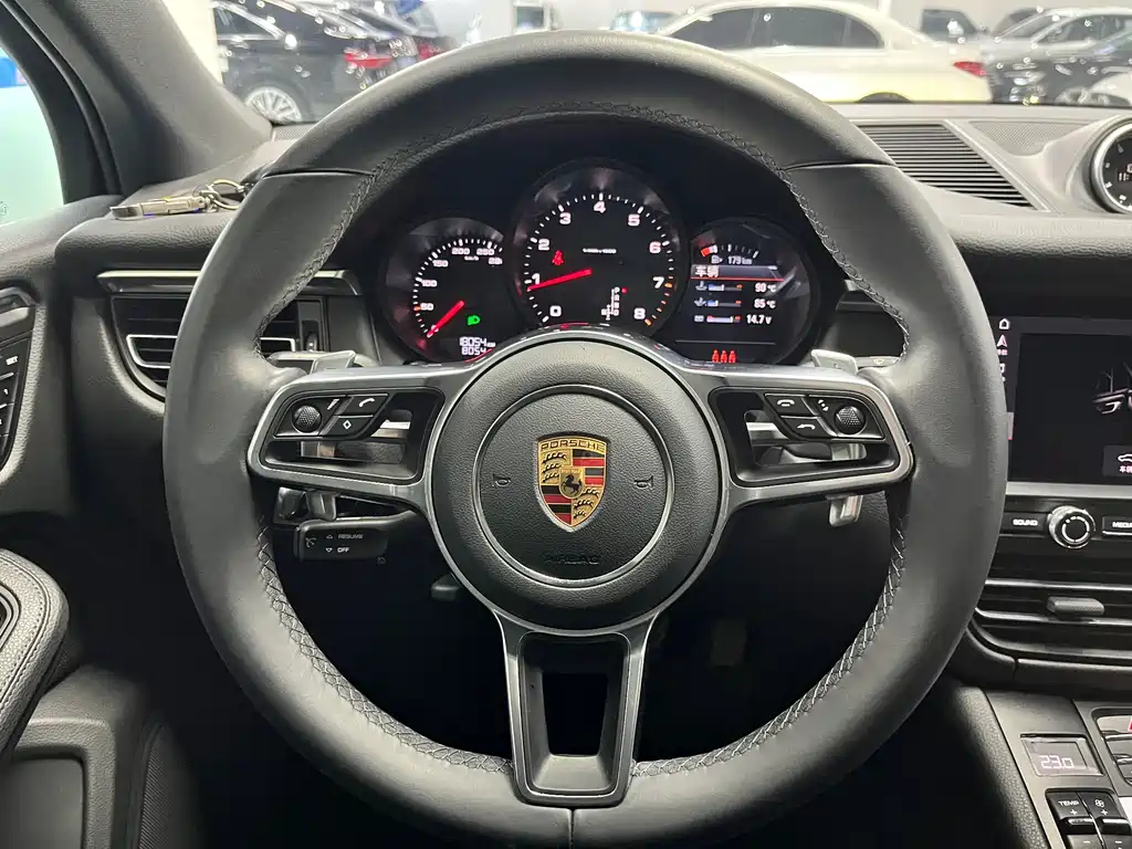 PORSCHE MACAN