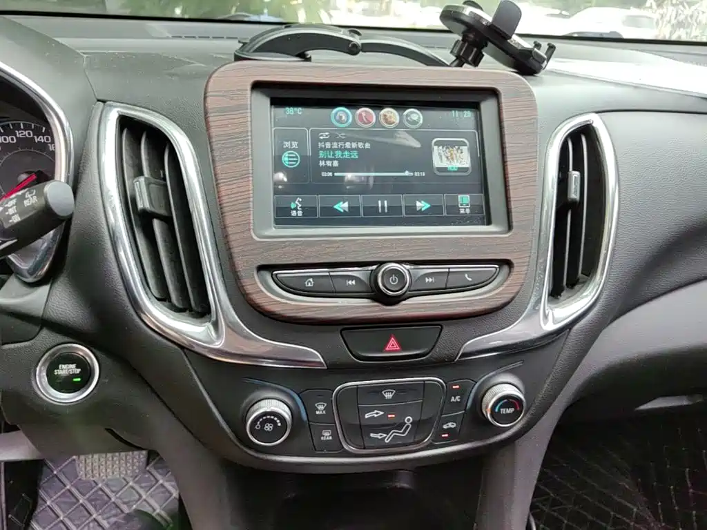 Chevrolet Equinox — миниатюра 13