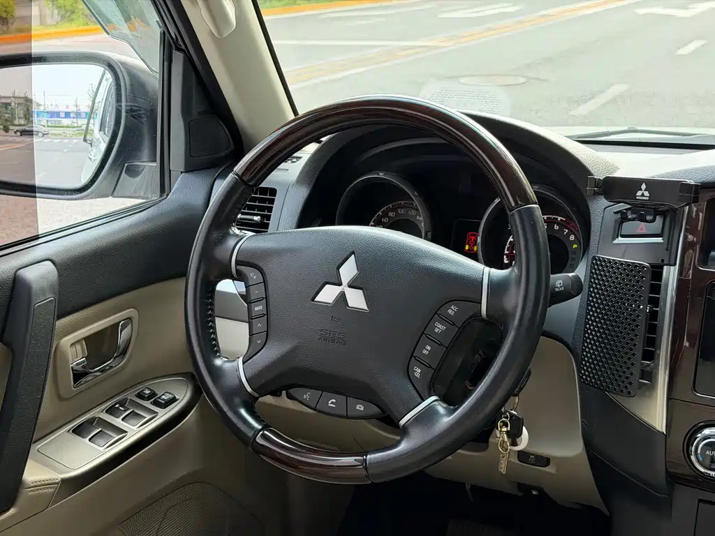 Mitsubishi Pajero (Import) — миниатюра 8