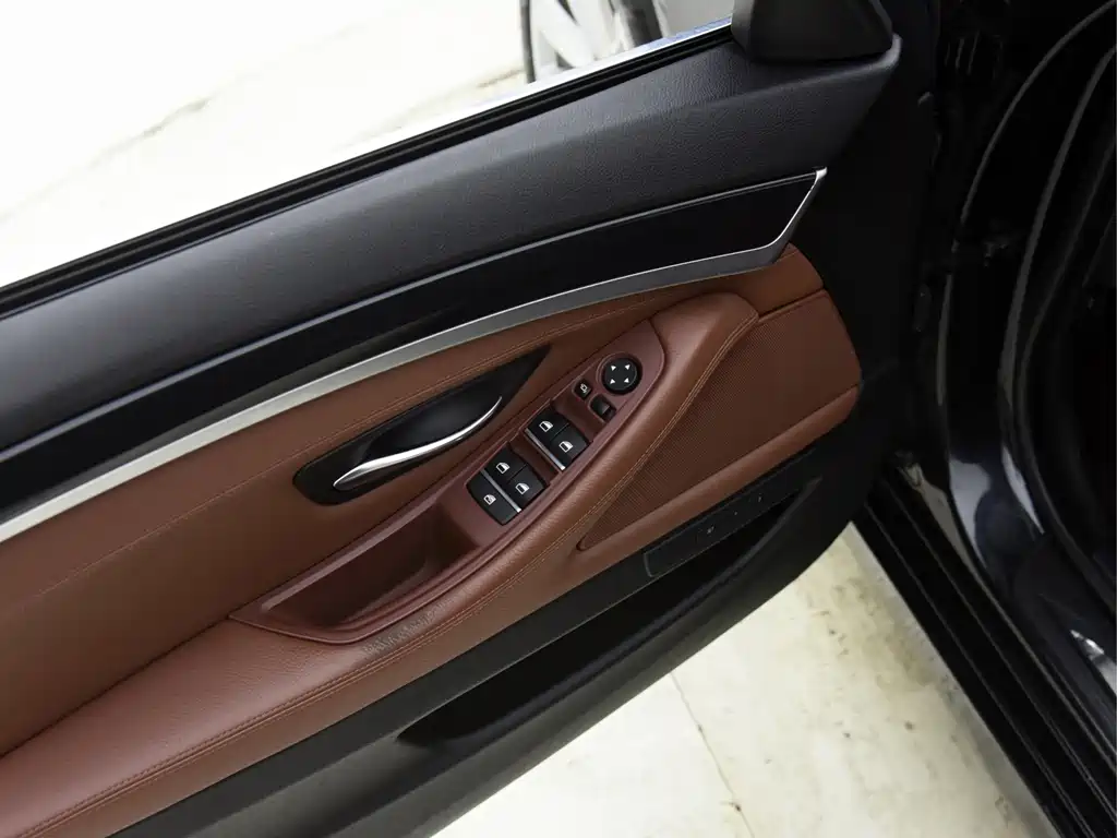 BMW 5 Series — миниатюра 14