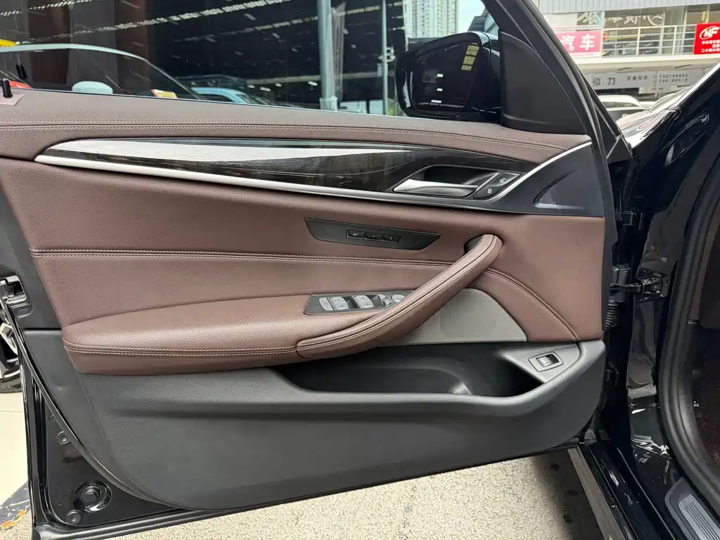 BMW 5 Series — миниатюра 12