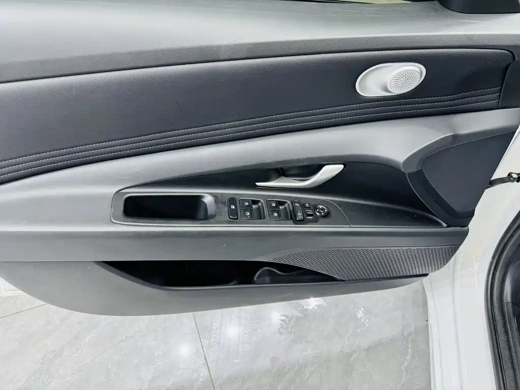 Hyundai Elantra — миниатюра 8