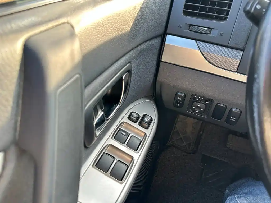 Mitsubishi Pajero (Import) — миниатюра 22
