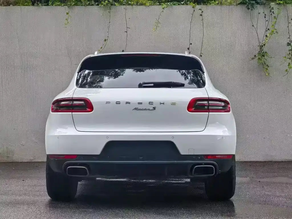 PORSCHE MACAN