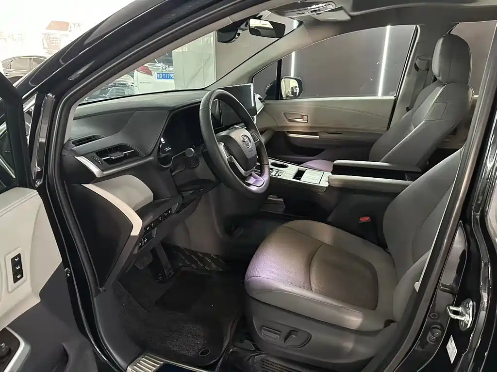 Toyota Granvia 2.5L Hybrid Premium PLUS Edition, фото 4
