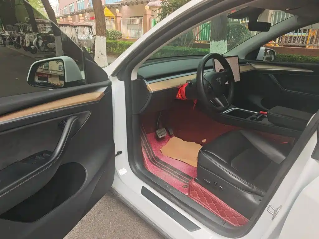 Tesla Model Y — миниатюра 17