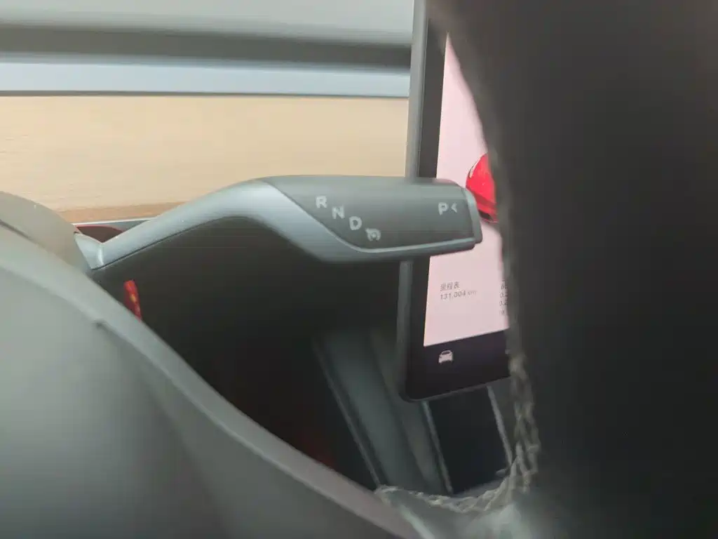 Tesla Model Y — миниатюра 15