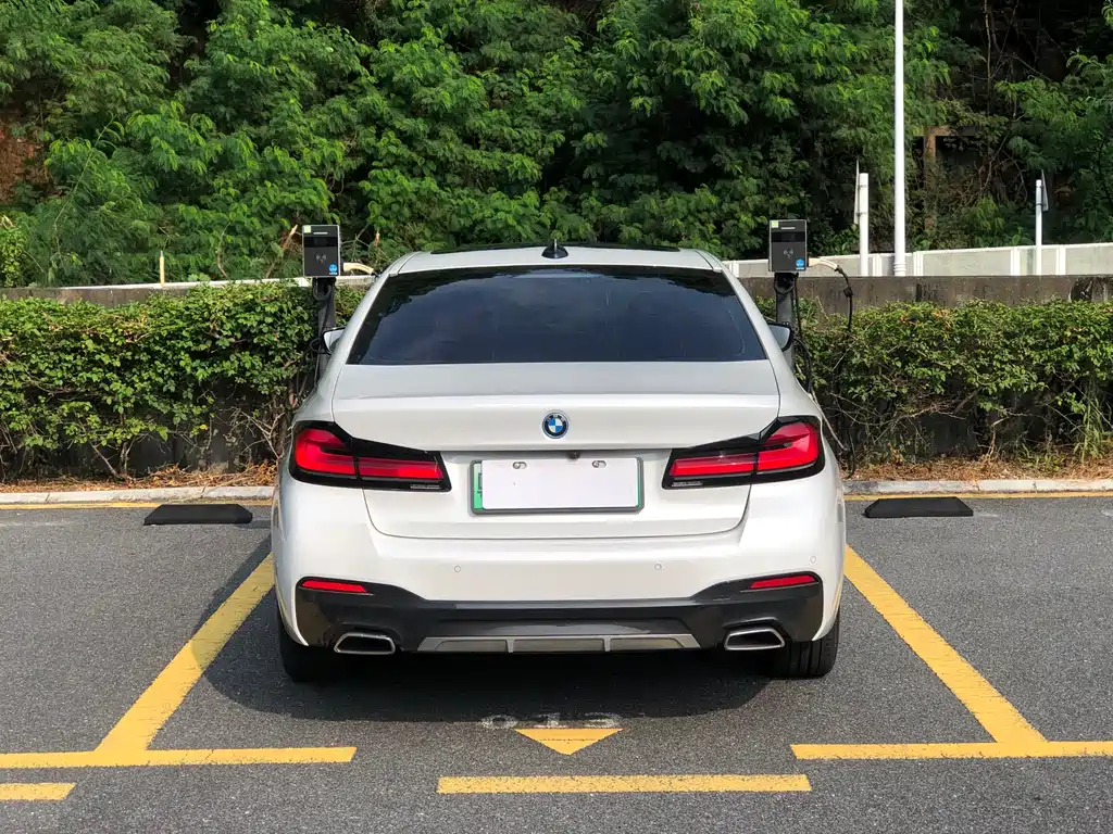 BMW 5 Series New Energy — миниатюра 5