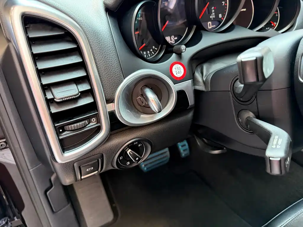 Porsche Cayenne — миниатюра 10