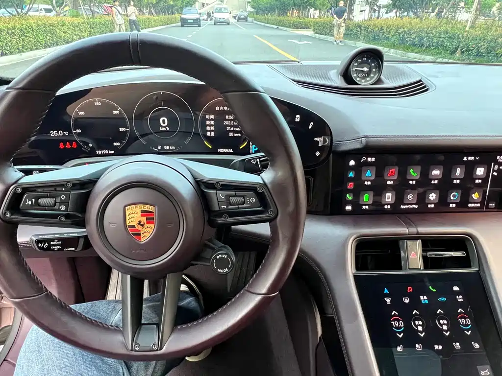 Porsche Taycan — миниатюра 11
