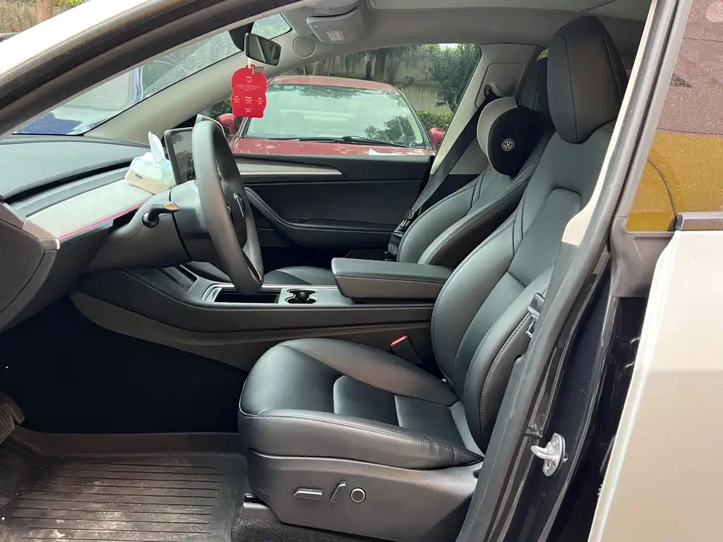 Tesla Model Y — миниатюра 12