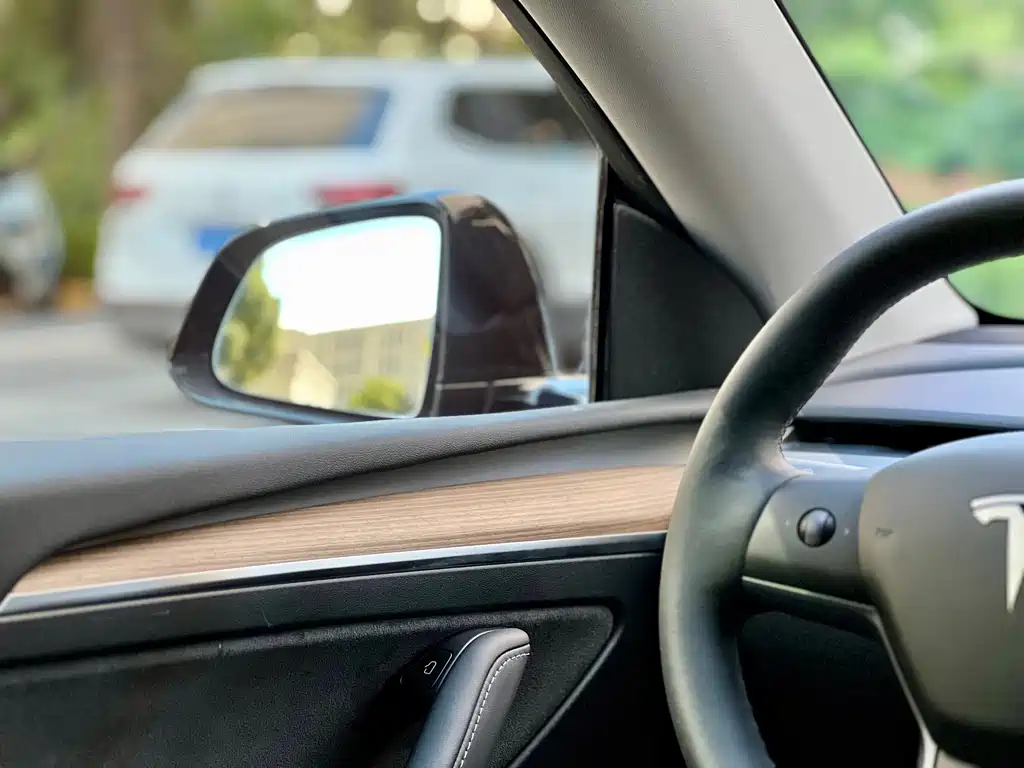 Tesla Model Y — миниатюра 8