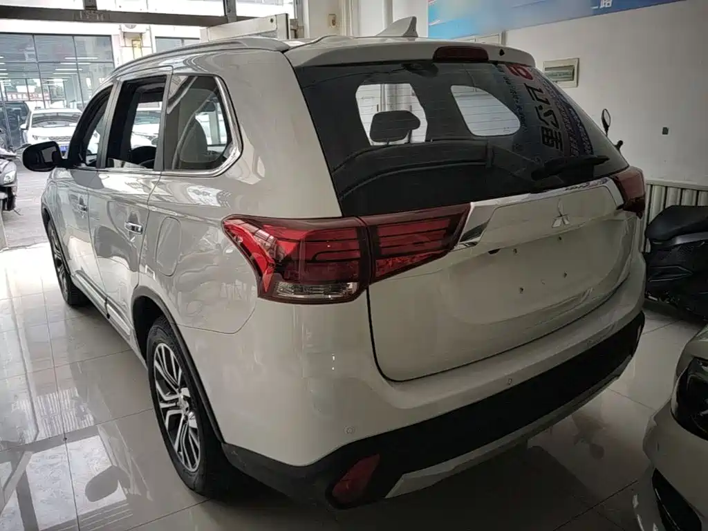 Mitsubishi Outlander — миниатюра 5
