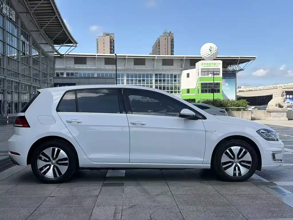 Volkswagen Golf EV — миниатюра 5