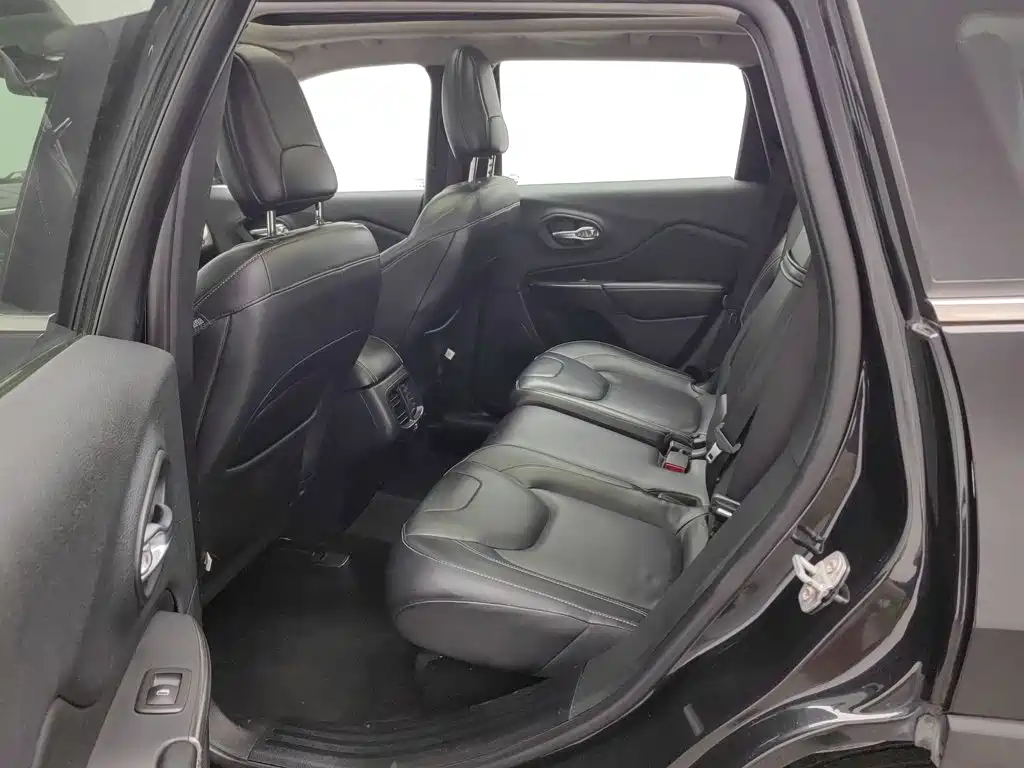Jeep Cherokee — миниатюра 15