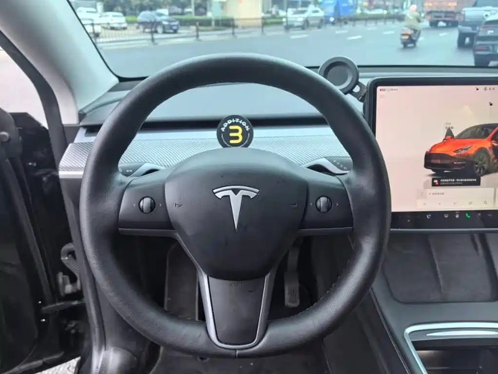 Tesla Model Y — миниатюра 10