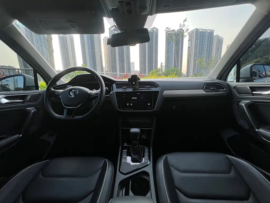 Volkswagen Tiguan L PHEV — миниатюра 6