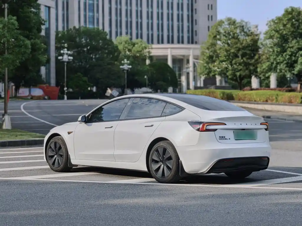 Tesla Model 3 — миниатюра 8