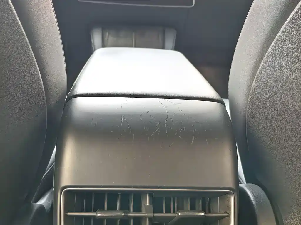 Tesla Model Y — миниатюра 12