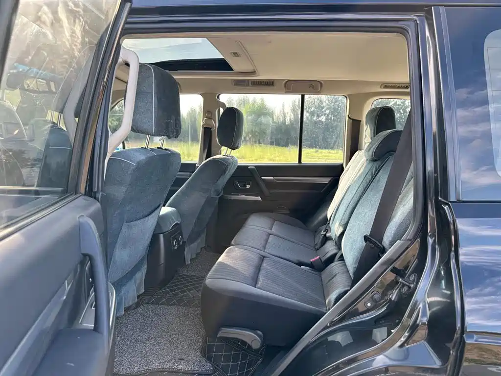 Mitsubishi Pajero (Import) — миниатюра 9
