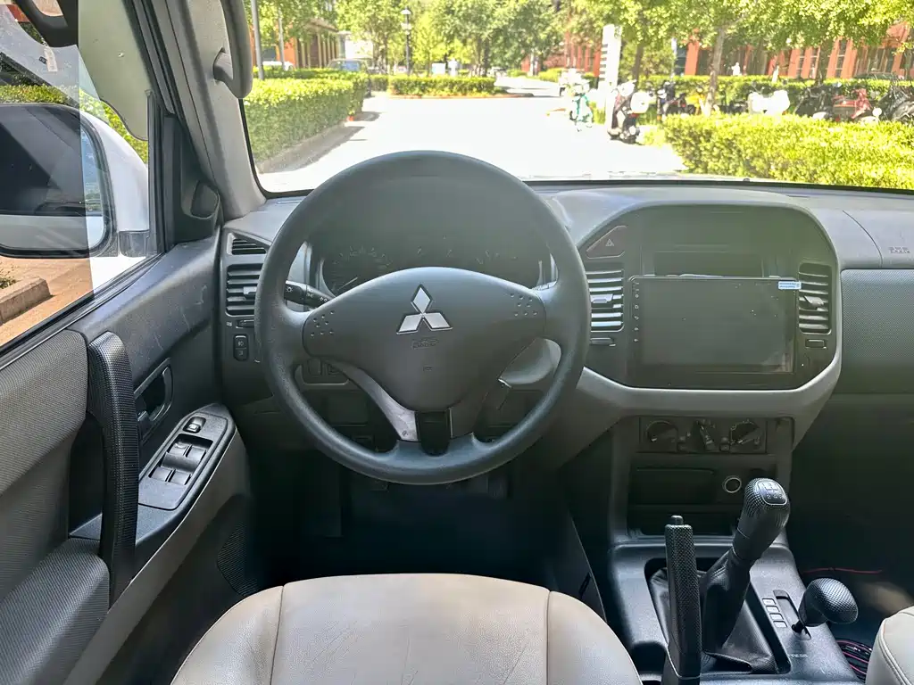 Mitsubishi Pajero — миниатюра 10