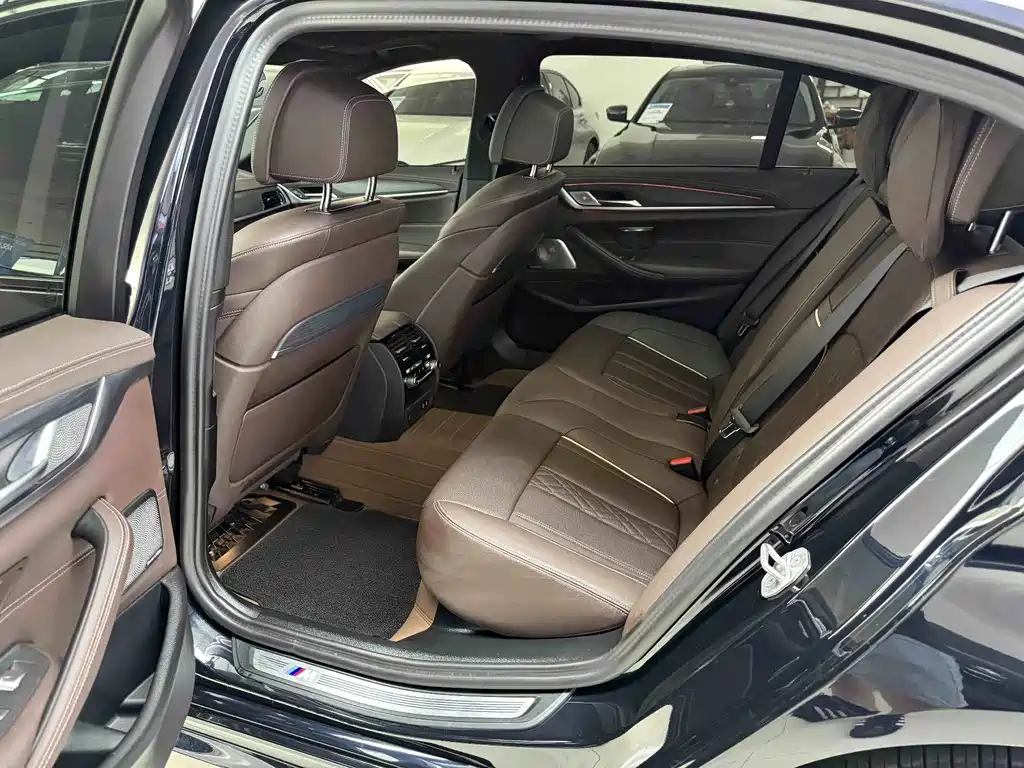 BMW 5 Series — миниатюра 12
