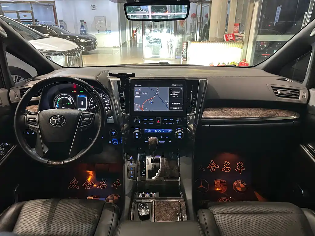 Toyota Alphard — миниатюра 9