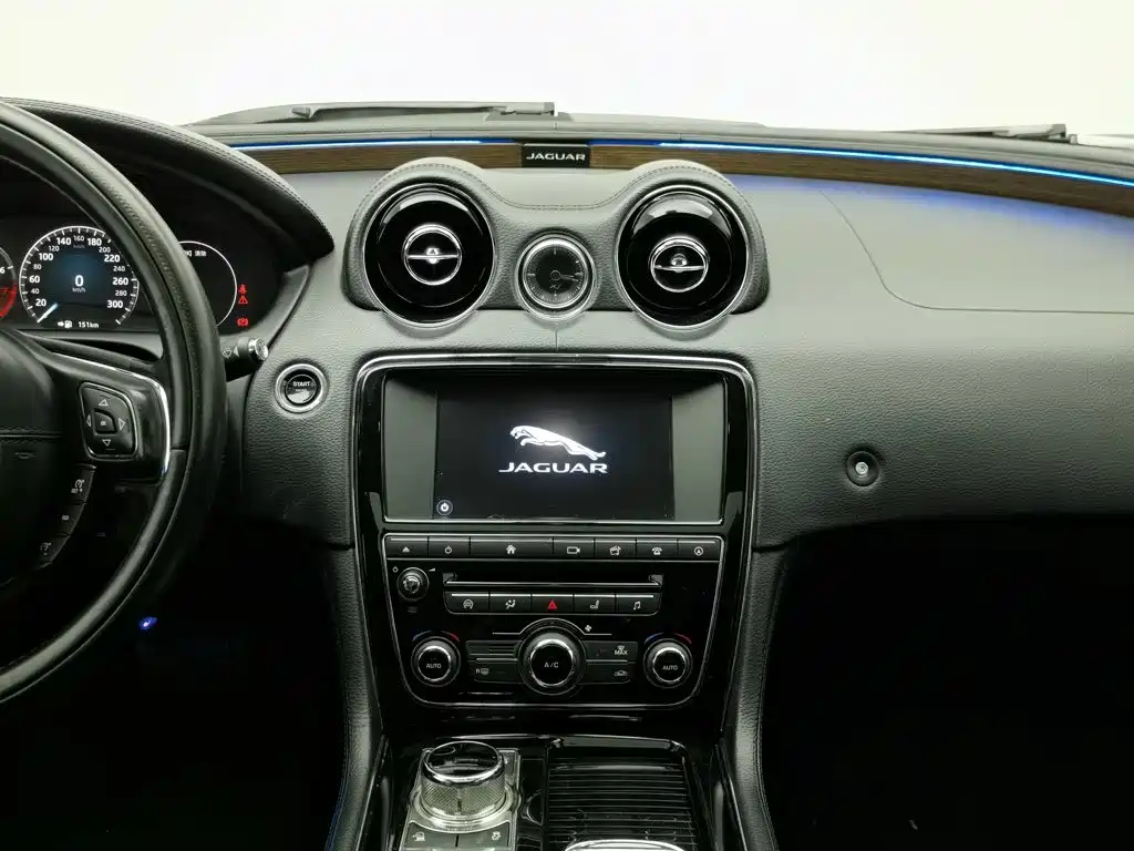 Jaguar XJ — миниатюра 12