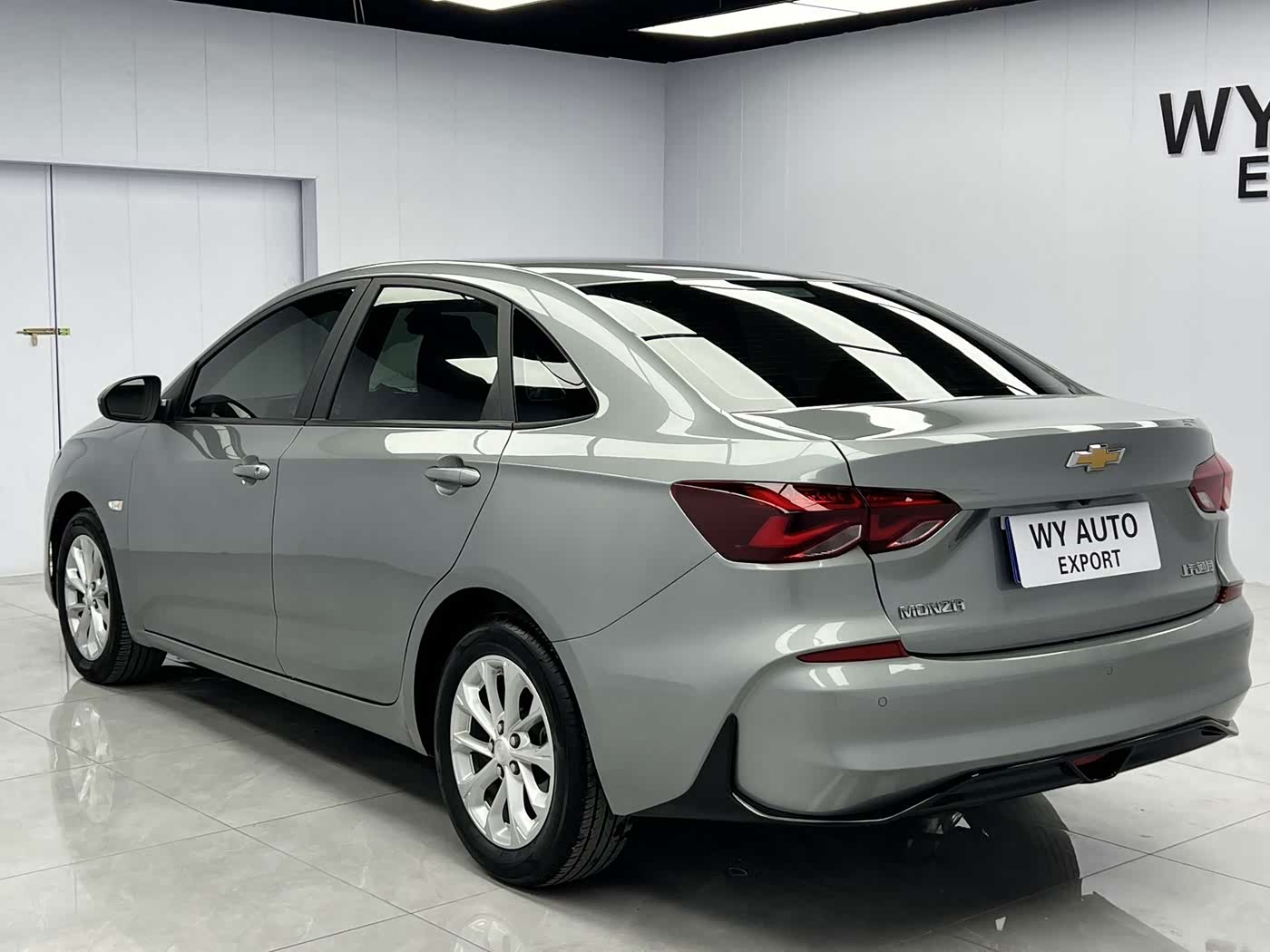 Chevrolet Monza 1.5 л 2023 г. Серебристо-серый, пробег 8000 км
