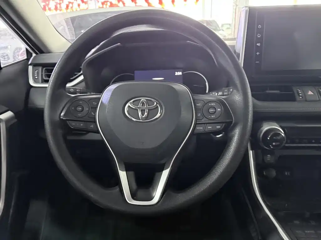 Toyota RAV4 — миниатюра 9