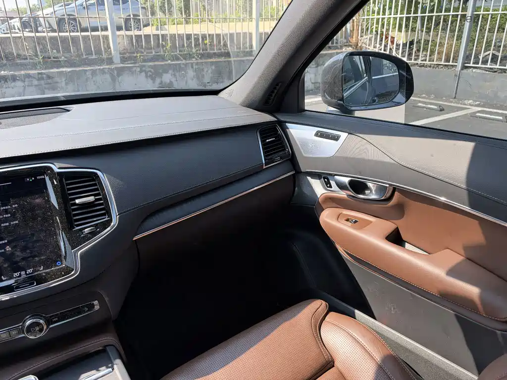 Volvo XC90 — миниатюра 9