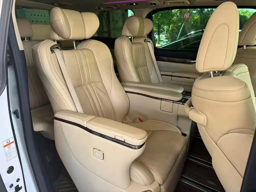 Toyota Alphard — миниатюра 5