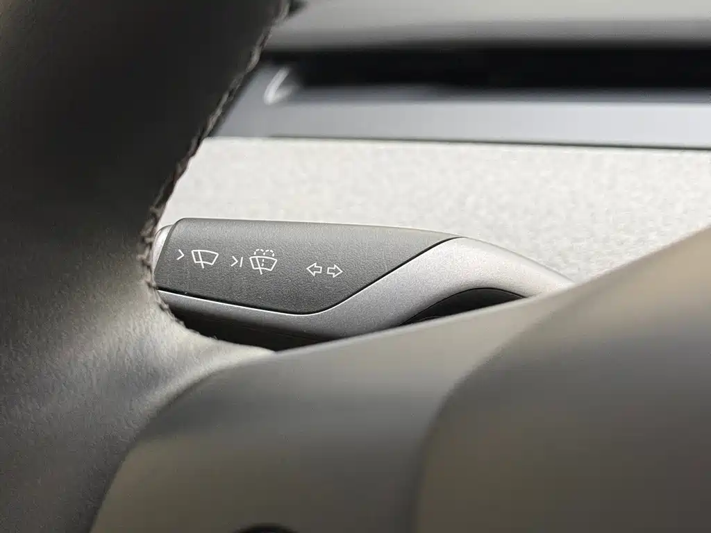 Tesla Model Y — миниатюра 15