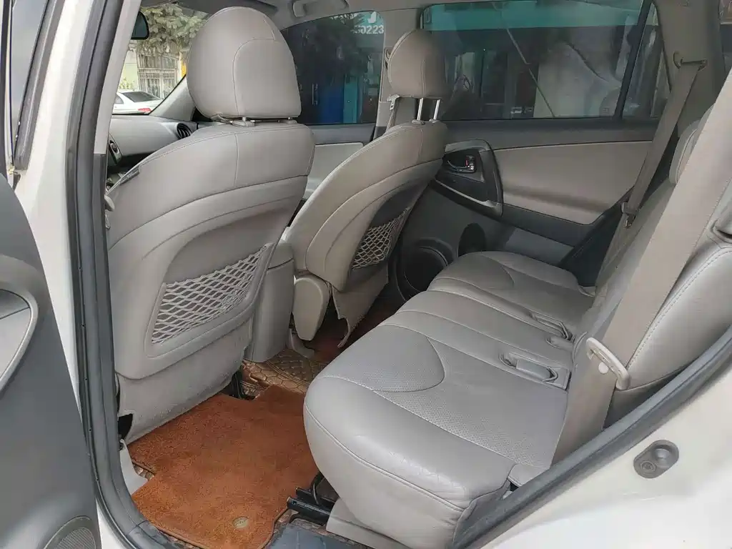 Toyota RAV4 — миниатюра 7