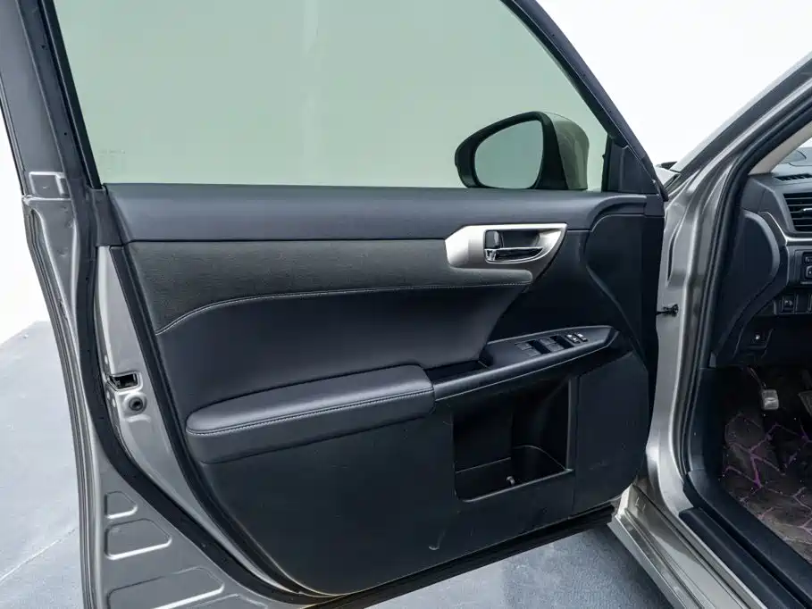 Lexus CT — миниатюра 14