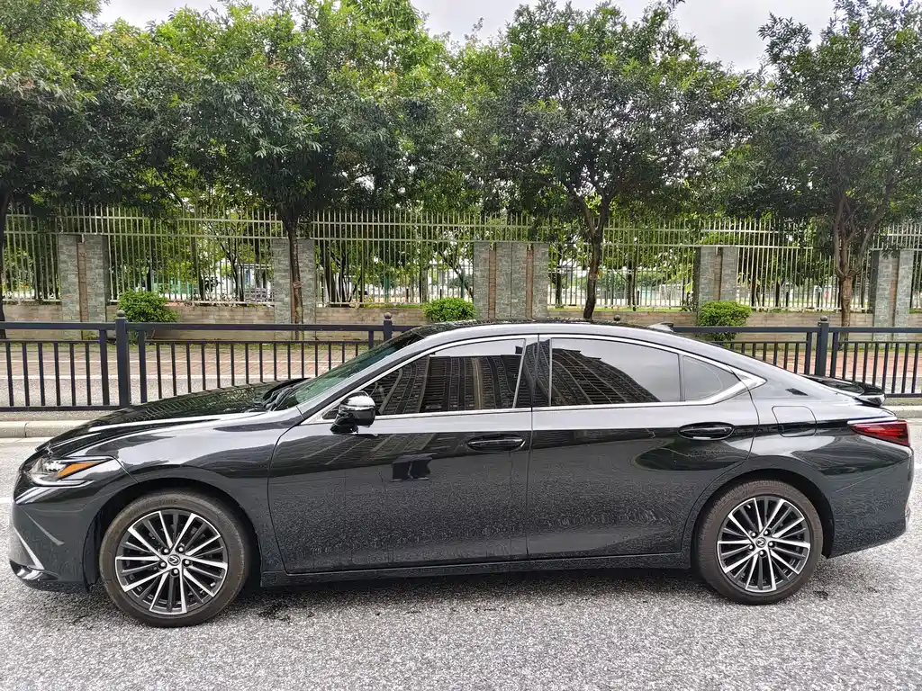 Lexus ES 2022 300h Premium