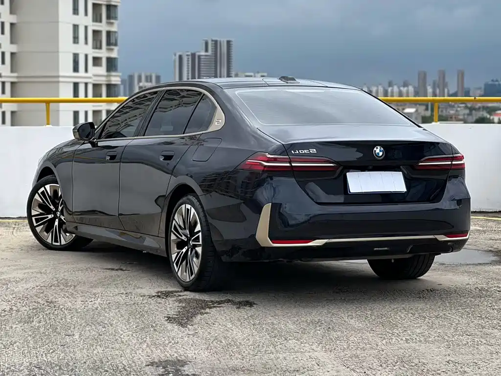 BMW 5 Series — миниатюра 11