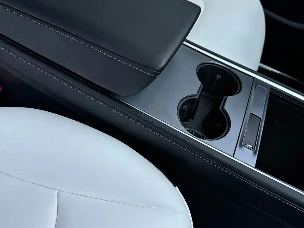 Tesla Model Y — миниатюра 7