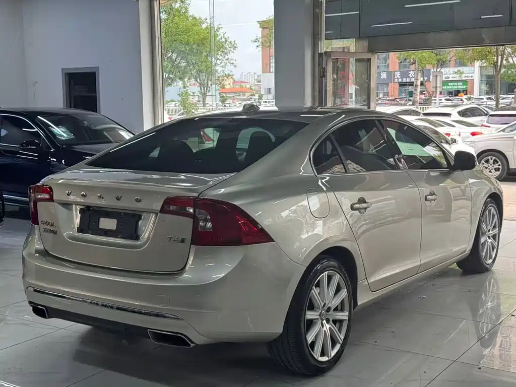 Volvo S60 PHEV — миниатюра 6