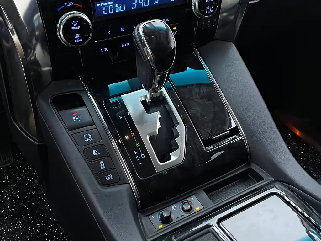 Toyota Vellfire — миниатюра 10