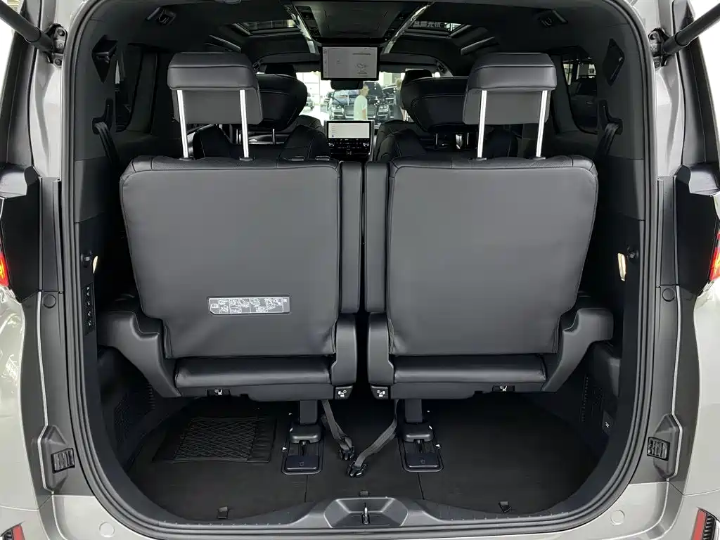 Toyota Vellfire — миниатюра 10