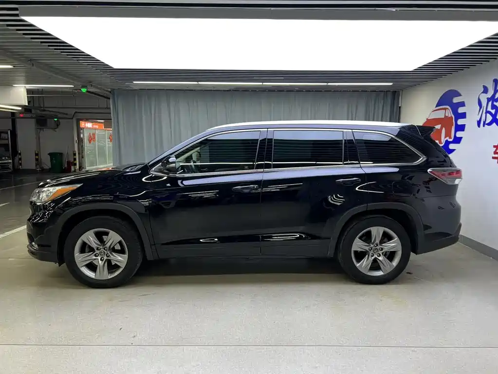 TOYOTA HIGHLANDER