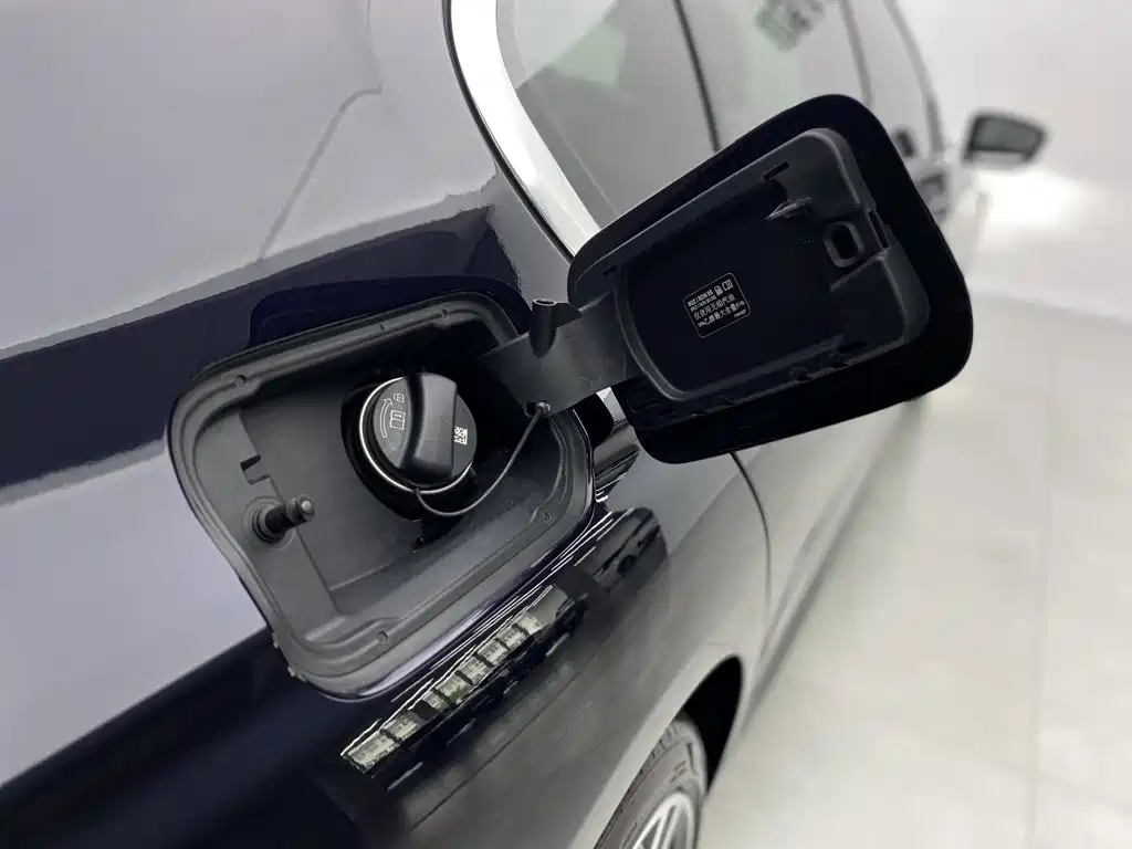 BMW 7 Series — миниатюра 14