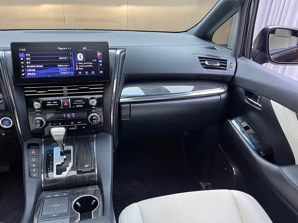Lexus LM 2020 300h мест