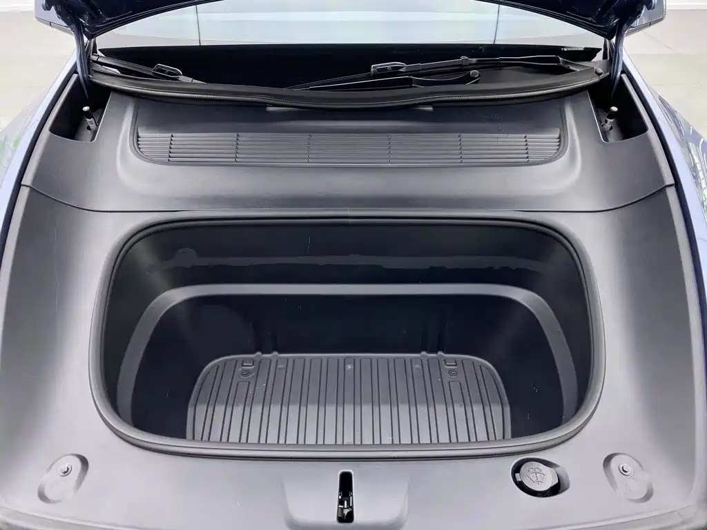 Tesla Model Y — миниатюра 9