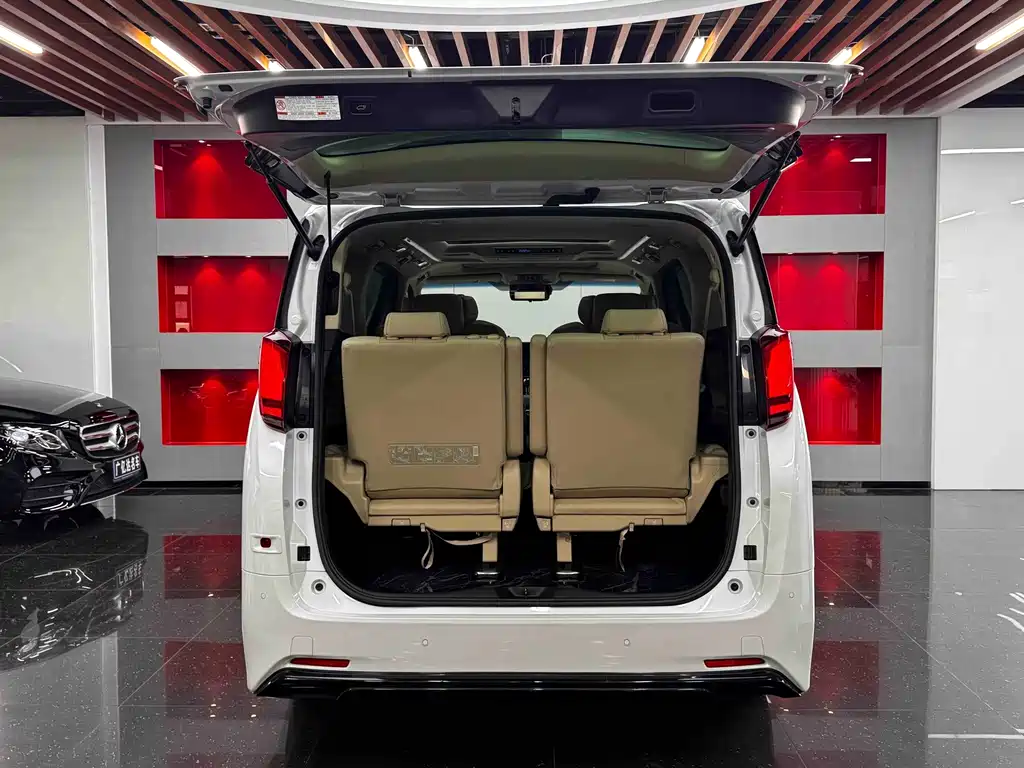 Toyota Alphard — миниатюра 25