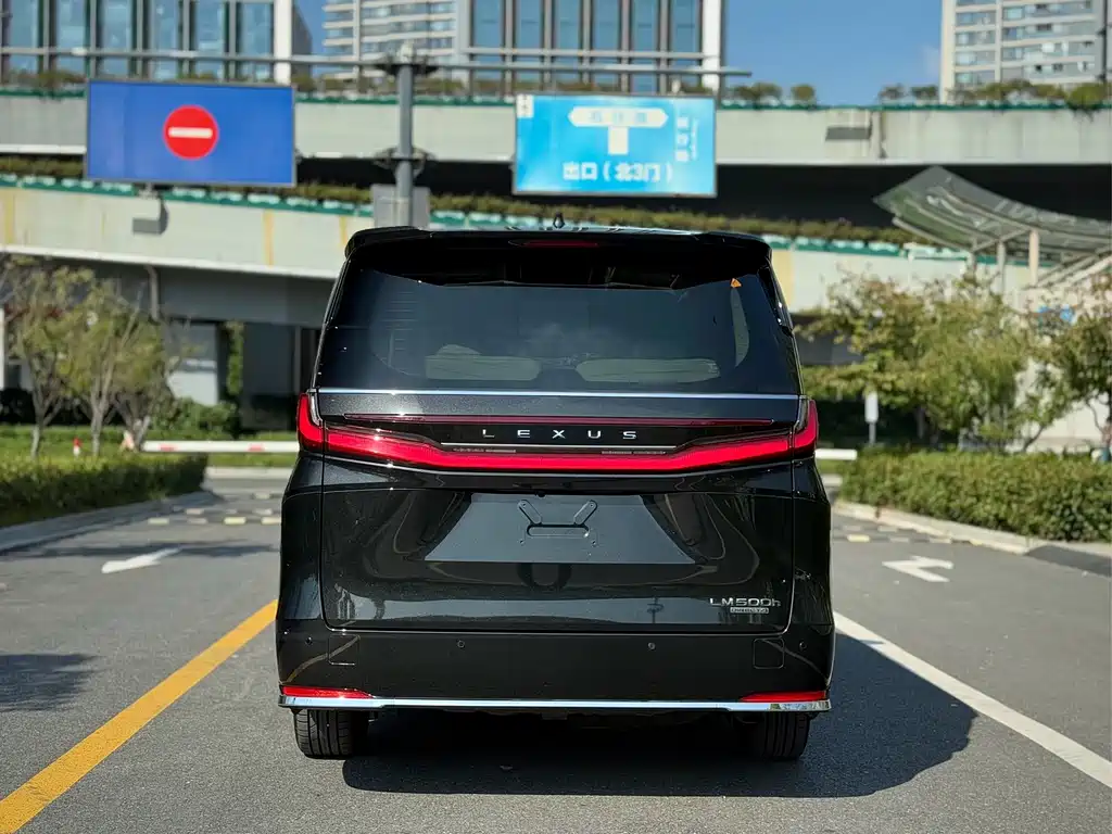 LEXUS LM