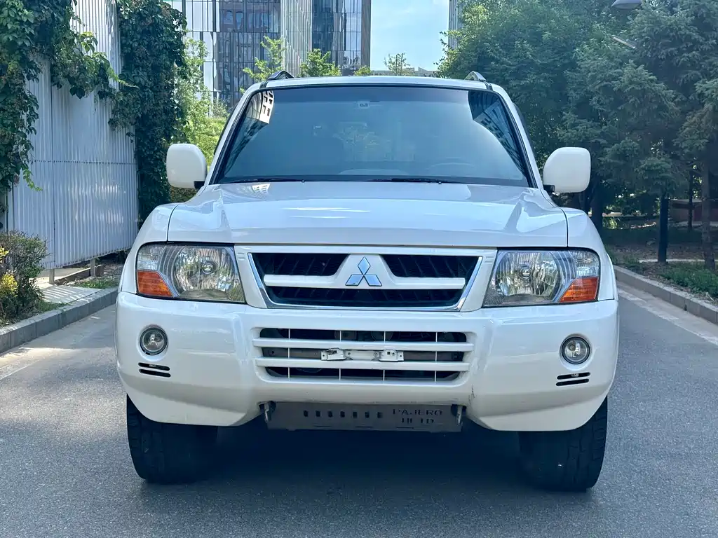 Mitsubishi Pajero — миниатюра 2
